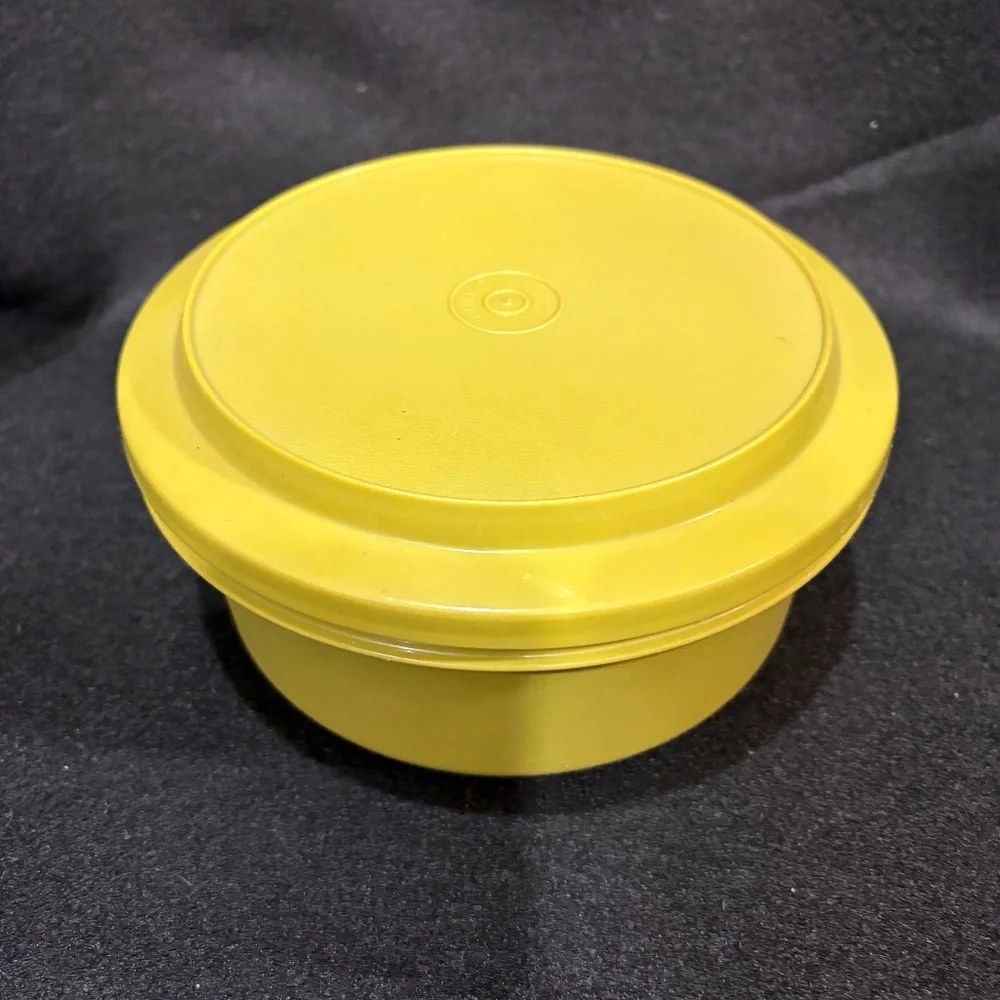 TUPPERWARE Seal N Serve Avocado Container #1252 & Lid #1207